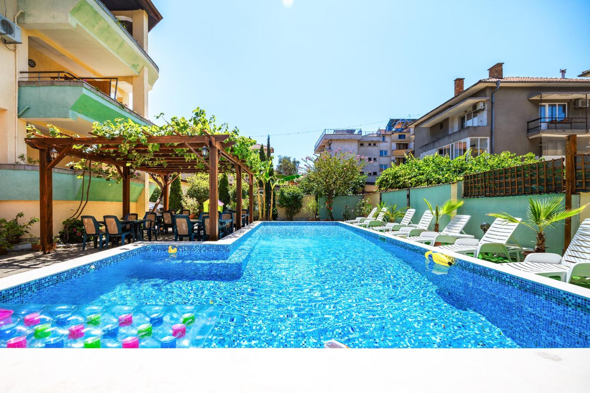 Paradise تشيرنوموريتس المظهر الخارجي الصورة